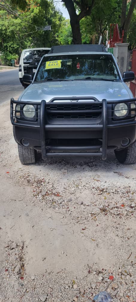 Yon Nissan frontier 4portes shift 4x4 Anne 2000 Pou vann