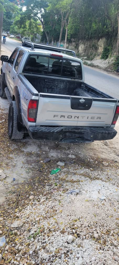 Yon Nissan frontier 4portes shift 4x4 Anne 2000 Pou vann