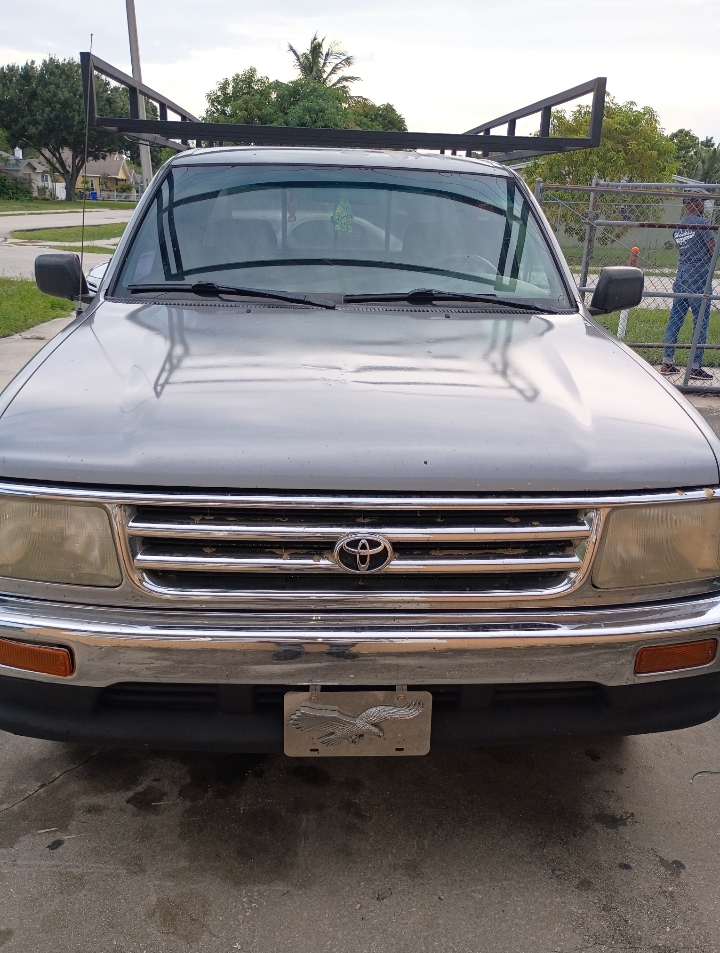Yon Toyota T100 Anne 95 automatic, trè anfòm pou vann.